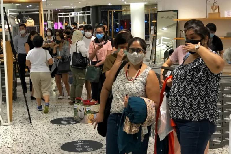 实拍!新加坡这家商场被挤爆!网站也刷爆