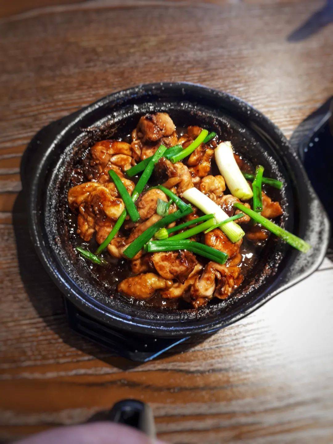 馬國霹雳州超火的幹肉骨茶登錄獅城啦