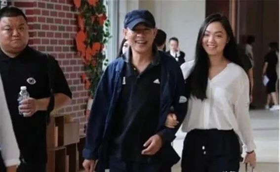新加坡籍巨星李连杰女儿近照曝光，19岁入读哈佛参加世界顶级名媛舞会