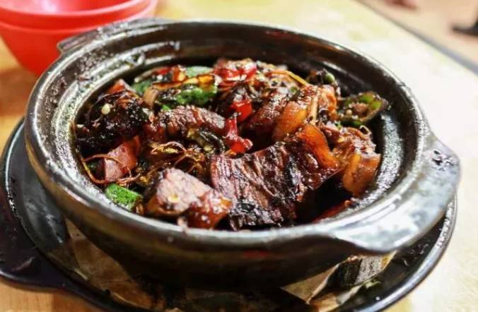 玩轉獅城風味!享譽世界的新加坡肉骨茶,究竟有多美味