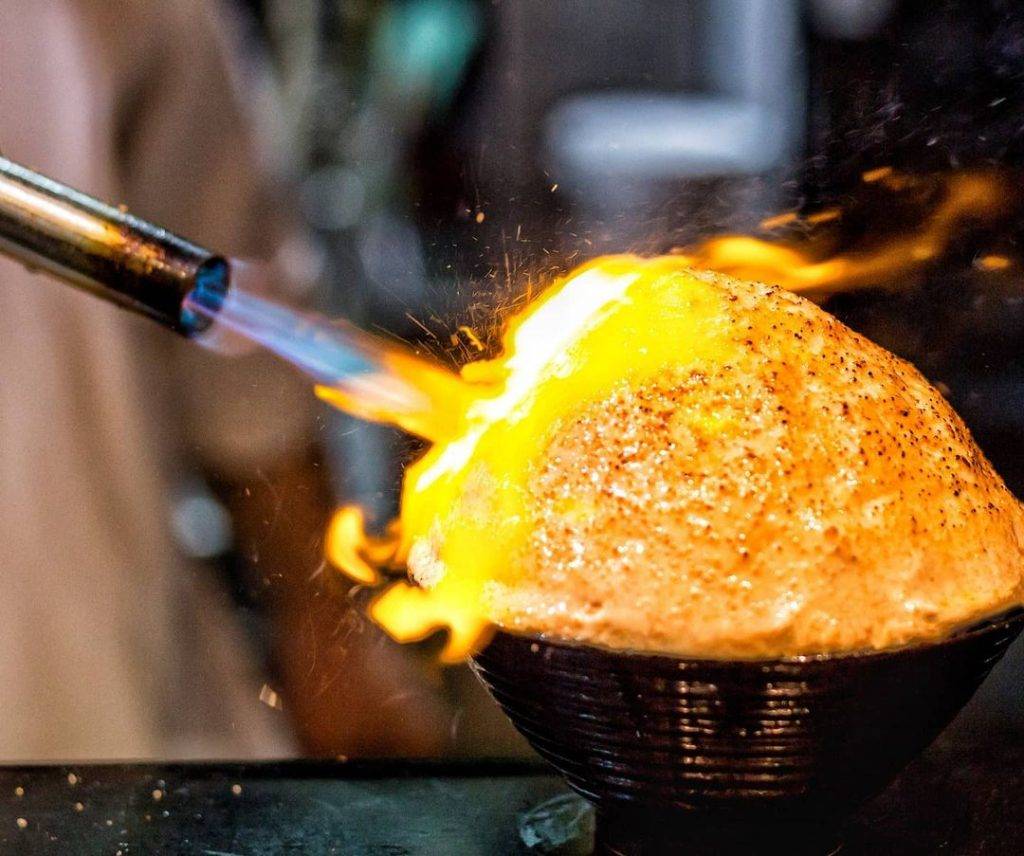 分量和高度全都有‼Kotobuki用料实在、下手大方💥满满三文鱼的丼饭,像山一样高