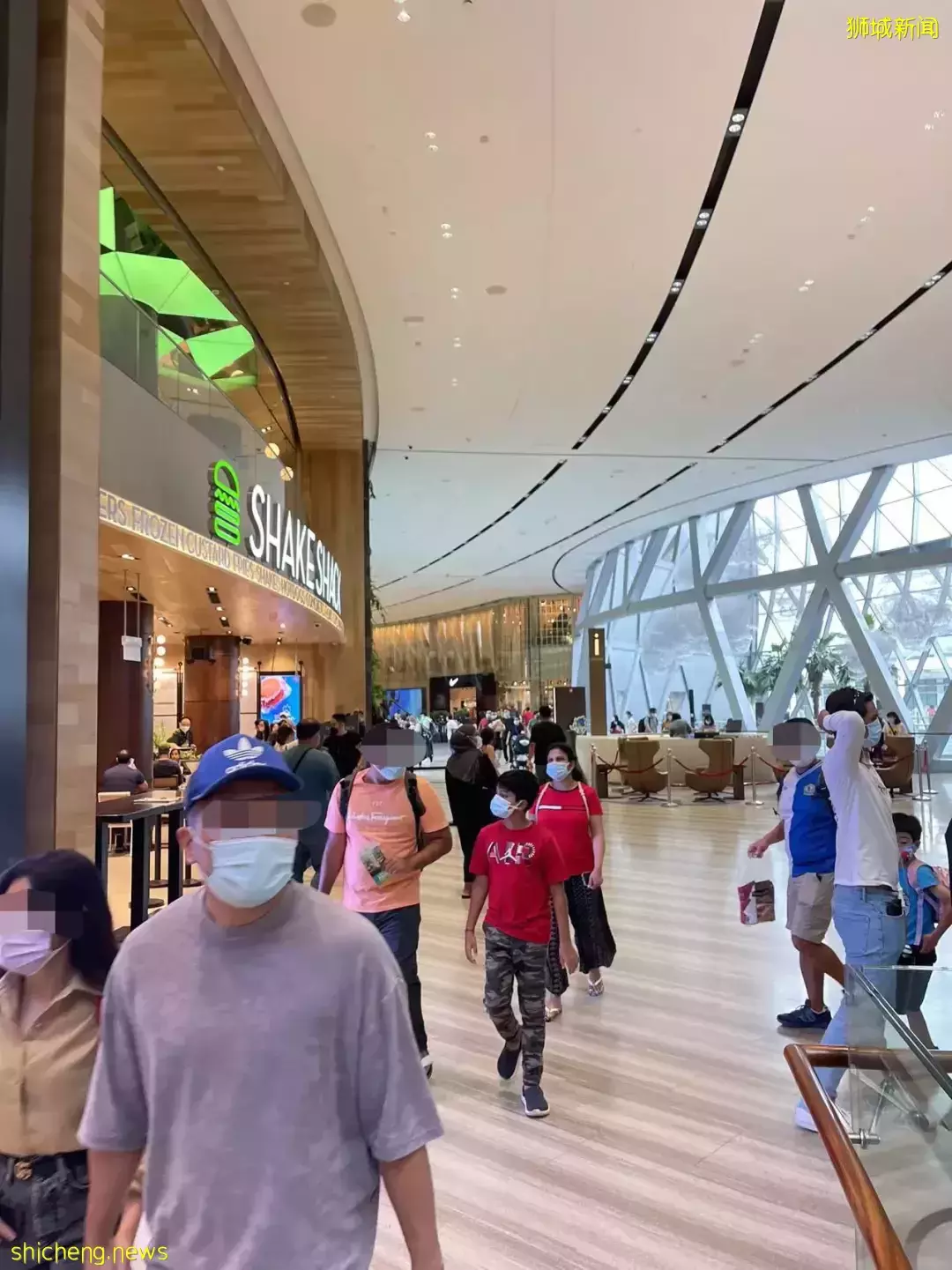 首个解封周末!新加坡全岛到处是人,机场、酒吧、商场,连新山也挤满!或进一步解封