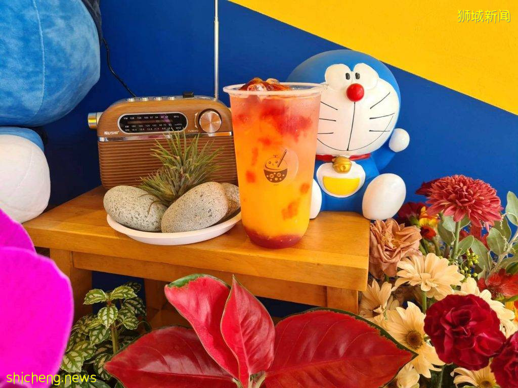 小叮當主題奶茶店“球球 Tea”🧋藍胖子回憶殺駕到⚡30種飲料任選、價格$2起、免費添加珍珠😘