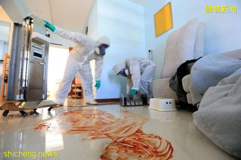 忍惡臭、處理腐爛物清理血水,他們爲往生者最後一次“搬家”