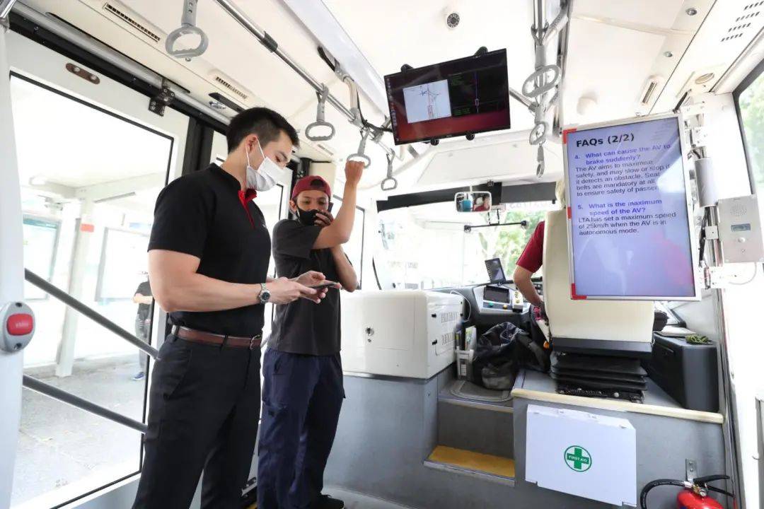 厉害了!新加坡试行首个无人驾驶收费巴士服务!通过手机APP就可以预约搭乘