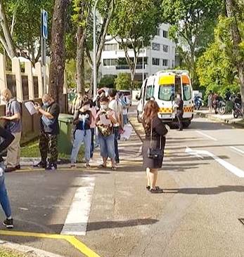 排长龙苦等更新护照 马劳体力不支 晕倒