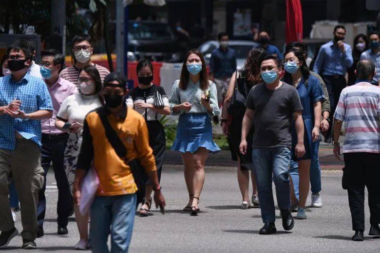 无视法令！女子公众场所未戴口罩被抓还破口大骂，新加坡多名商家违规营业遭重罚