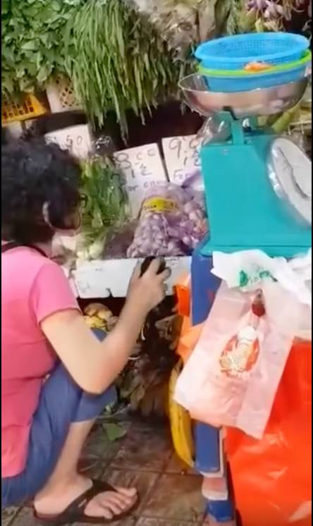 这名新加坡卖菜阿姨竟然在众目睽睽之下，给蔬菜喷杀虫剂
