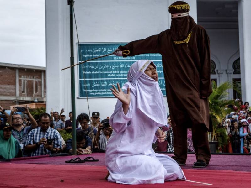 实拍!印尼19岁男子被当街鞭刑146下!打得比新加坡还狠