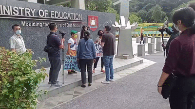 要求新加坡教育系统停止对跨性别学生歧视，5人在教育部门口示威