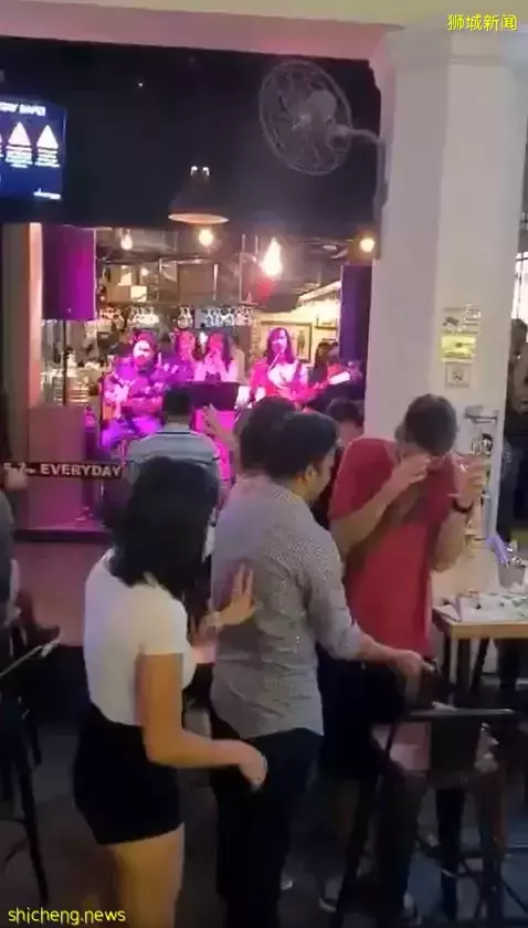 首个解封周末!新加坡全岛到处是人,机场、酒吧、商场,连新山也挤满!或进一步解封