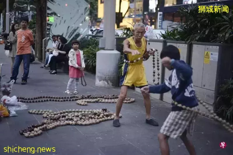 烏節路著名“木珠呼啦圈”街頭藝人過世 享年80歲