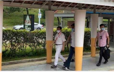 新加坡大选开始投票,总理、总统、第一夫人齐聚街头是何等画风