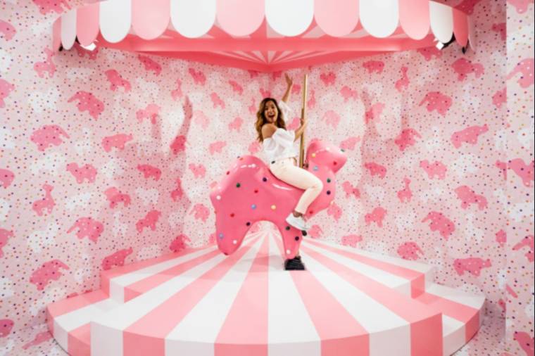 新加坡首家网红冰淇淋博物馆开门接客,网友:警察叔叔,这群帅哥靓妹没戴口罩