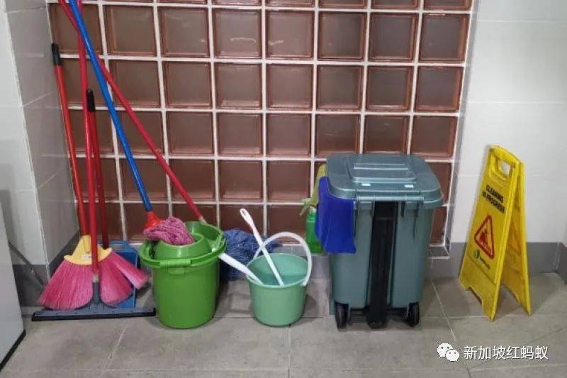 上公厕收取一角钱不合理？　新加坡厕所管理员：是用来买清洁用品