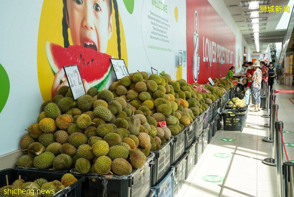 这次轮到Giant卖榴梿🔥多品种榴梿给你挑,最低一粒只要S$2📣 活动期间每日11AM开始售卖