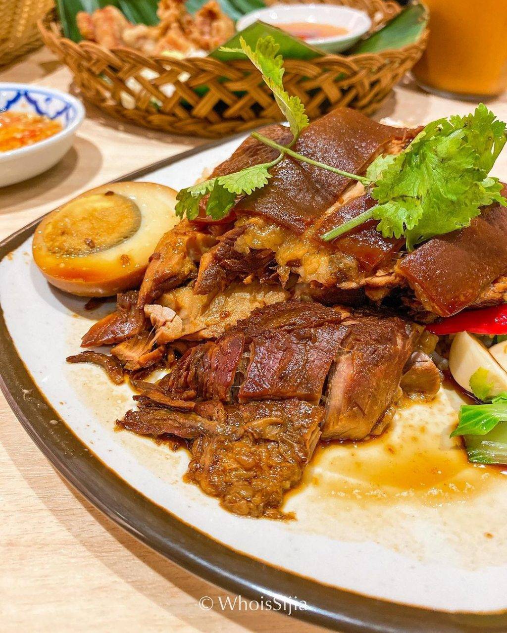 Kin Kao Young一秒置身泰國街頭🇹🇭網友力薦“泰式豬腳飯”軟糯可口、人間美味不過如此💯