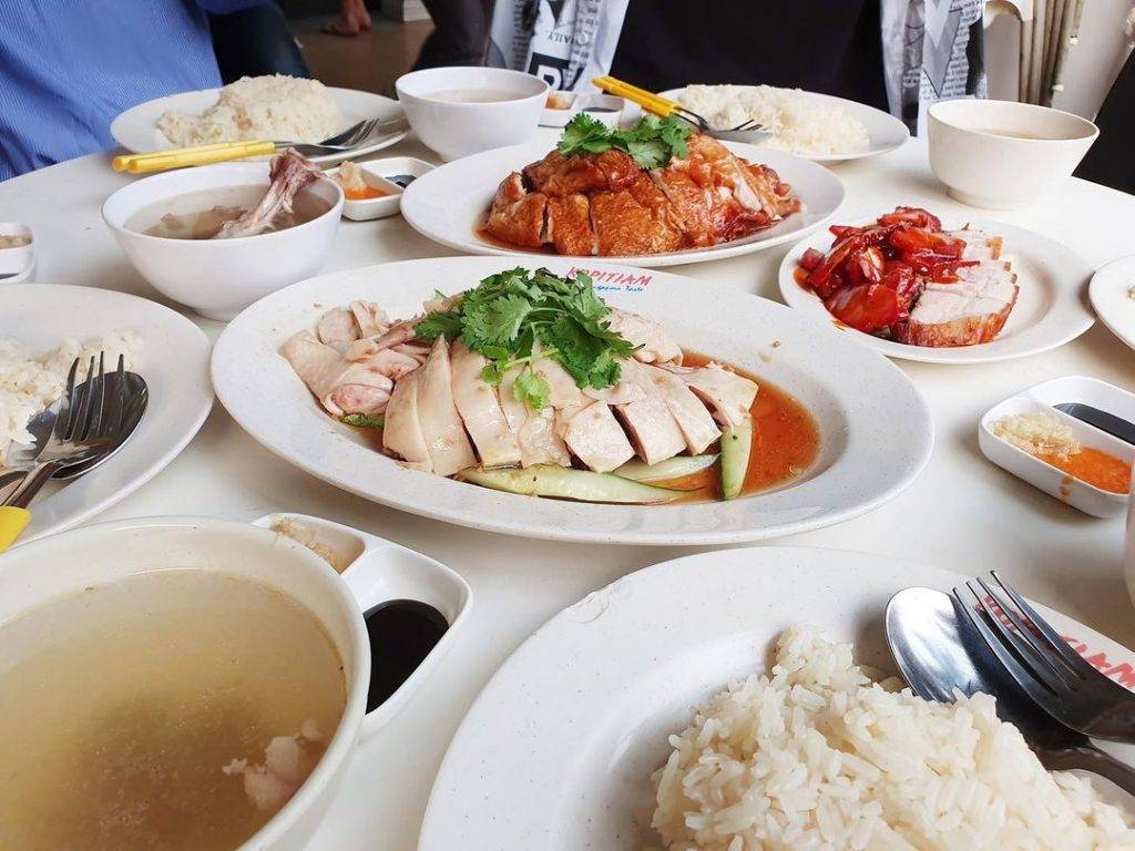 蛋糕当正餐😎 新加坡食阁小贩独创“鸡饭蛋糕”🍰 3种尺寸、多款肉类自由搭配,庆生大餐轻松搞定