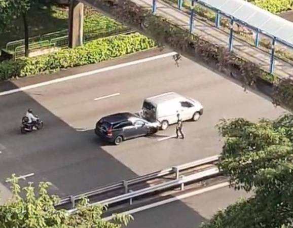 驚險一幕！貨車疑故障停路中央 後方轎車猛撞 車外司機保一命