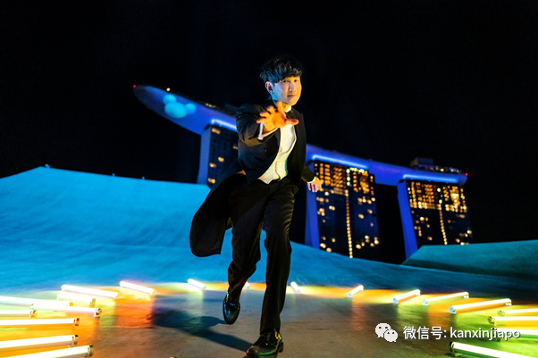 新加坡也有迪士尼了！林俊杰在“大莲花”屋顶实现儿时梦想