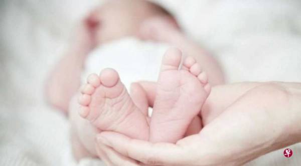 19天大婴儿托睡觉丈夫照料 却遭枕头闷毙