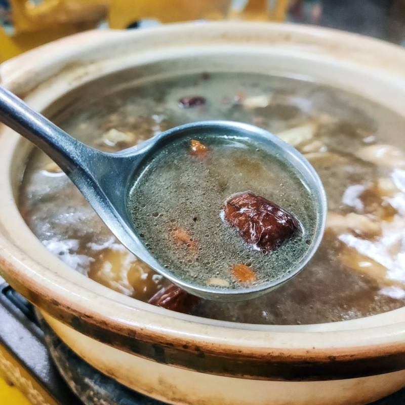 食閣裏的平民美食“奇香雞煲”正宗好味道！招牌雞煲特色湯頭、秘制調料👍 一鍋兩吃超下飯