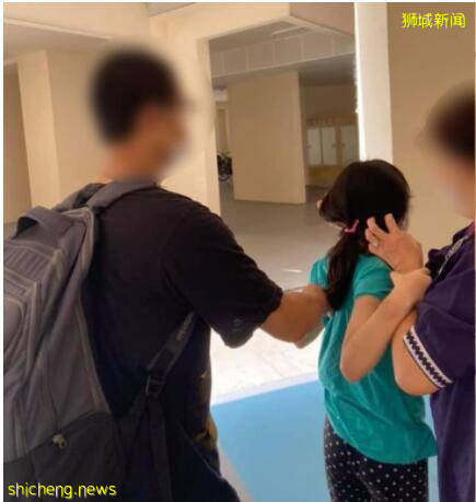 新加坡男家长大庭广众下掌掴女儿,路人阻止仍叫嚣:这是我女儿