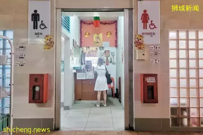 给4个5分 男子要上公厕遭拦