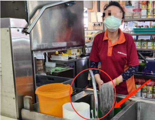 新加坡食阁小贩洗手盆里洗拖把,被发现后大骂拍照网友