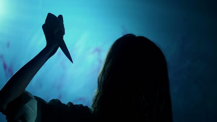 中国女嫁给狮城男后变身暴力女 飞刀乱砍丈夫拍视频狂扇儿耳光