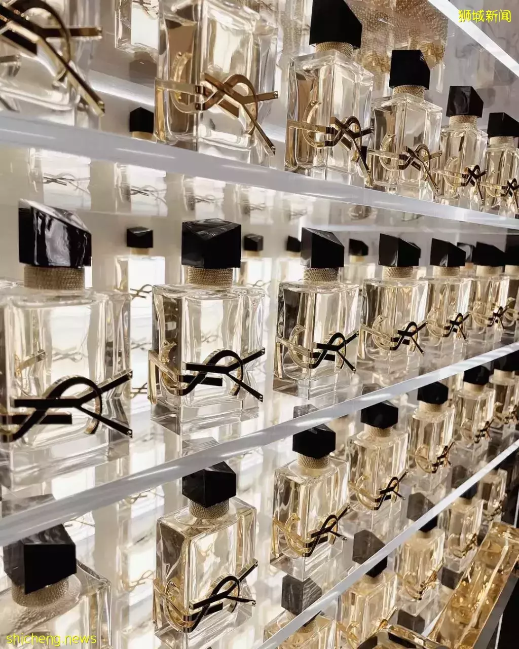 即日起到6月29日！YSL快閃活動強勢來襲💥 衆多豪禮猛烈助攻🎁 僅需打卡主題牆📸立馬獲贈香水樣品✖️大頭貼✖️限量版鏡子