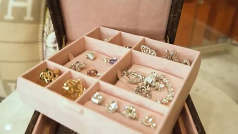 新加坡愛馬仕女王曬百萬珠寶盒,紅到中國!接下國産美妝