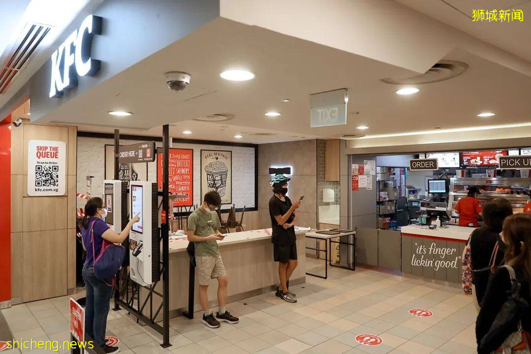 爲了堂食方便,他竟把疫苗接種證明印在衣服上