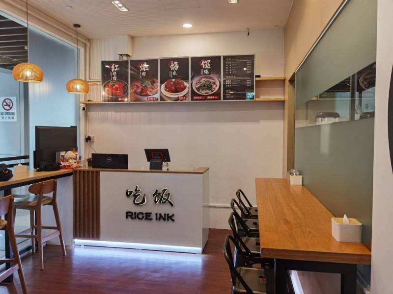 這裏居然有一家藏在鬧市裏的中餐小館!下雨天,要不要來碗馄饨