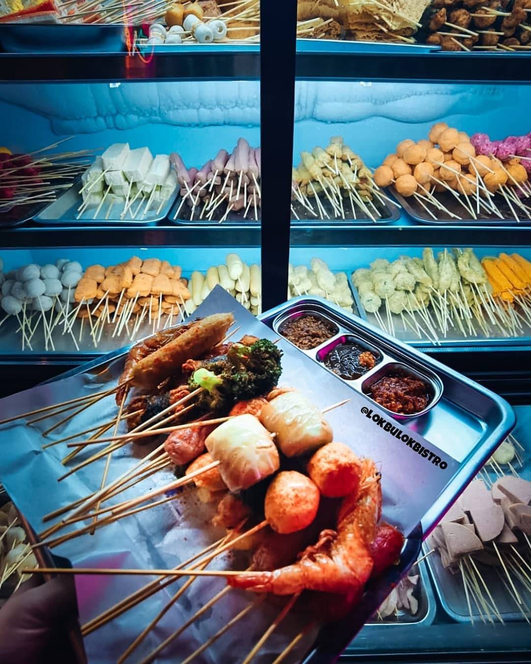 “LOK不LOK Bistro”碌碌每支$1🍢秘制蘸醬+海鮮拉面+霓虹燈打卡牆，長胖也要吃🥰