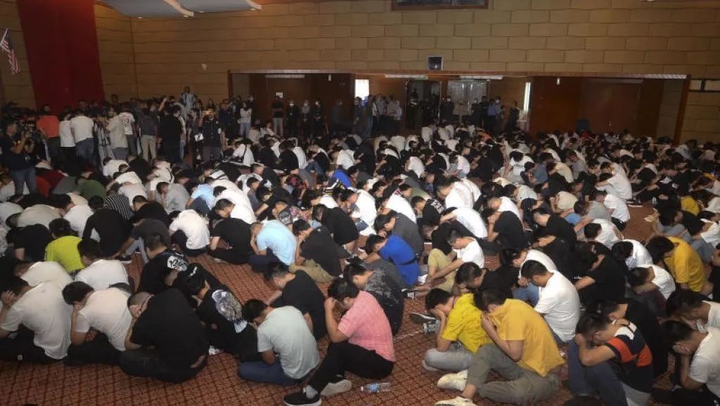 场面失控、冒死跳窗，超过700名中国公民在马来西亚被捕！