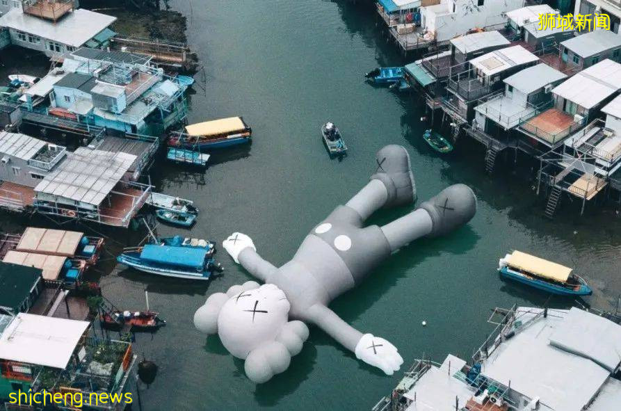 終于等到你！“KAWS:HOLIDAY” 世界巡回展來到新加坡！42米雕塑作品空降濱海灣