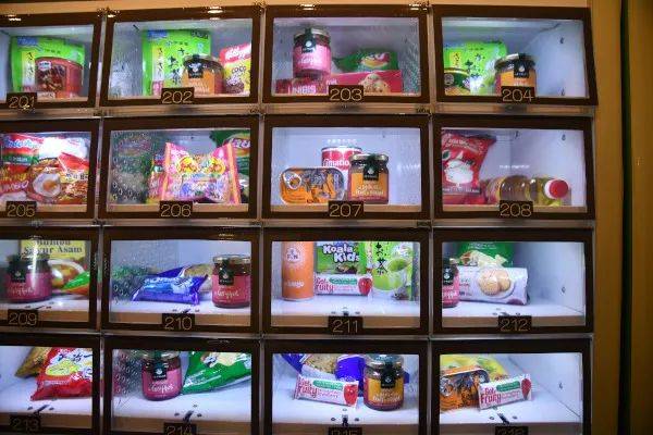 新加坡慈善机构食物银行推出熟食自动贩卖机，为民众提供四种健康食物