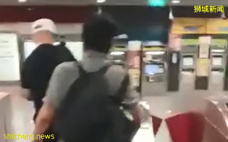 没戴好口罩的“铁齿叔”遭踢爆 贴尾乘客搭地铁