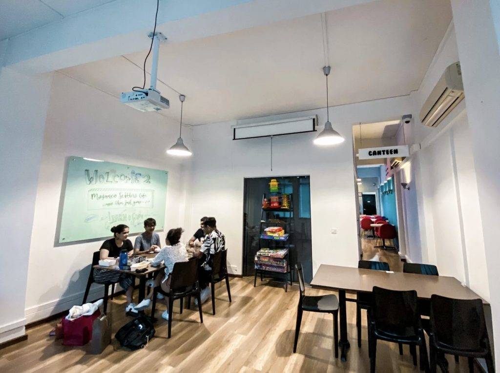 遊戲小天堂！新加坡首家桌遊咖啡廳🎮 整牆遊戲任你玩+24小時營業！私人包廂給你轟趴😎