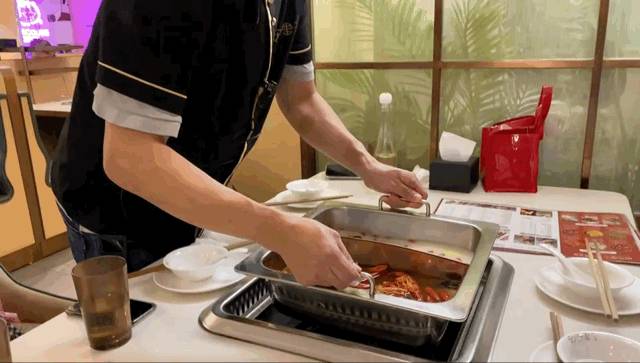 9.9新起吃網紅火鍋！小龍蝦湯底、花雕膠原湯，好喝到湯底都不剩