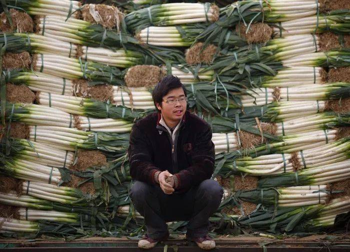 法國女生做這個動作侮辱華人，在新加坡被炮轟！亞洲蹲，一個碾壓歐美的姿勢