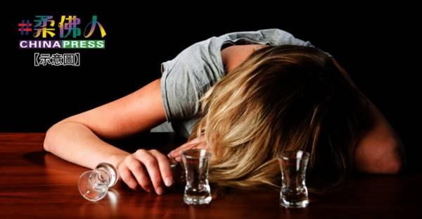 被控醉酒闹事又偷酒 女子上庭竟醉倒被告栏