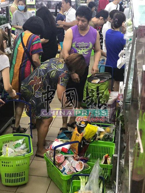 ◤全球大流行◢“他们锁国，我们没有吃的” 新加坡人又屯粮到货