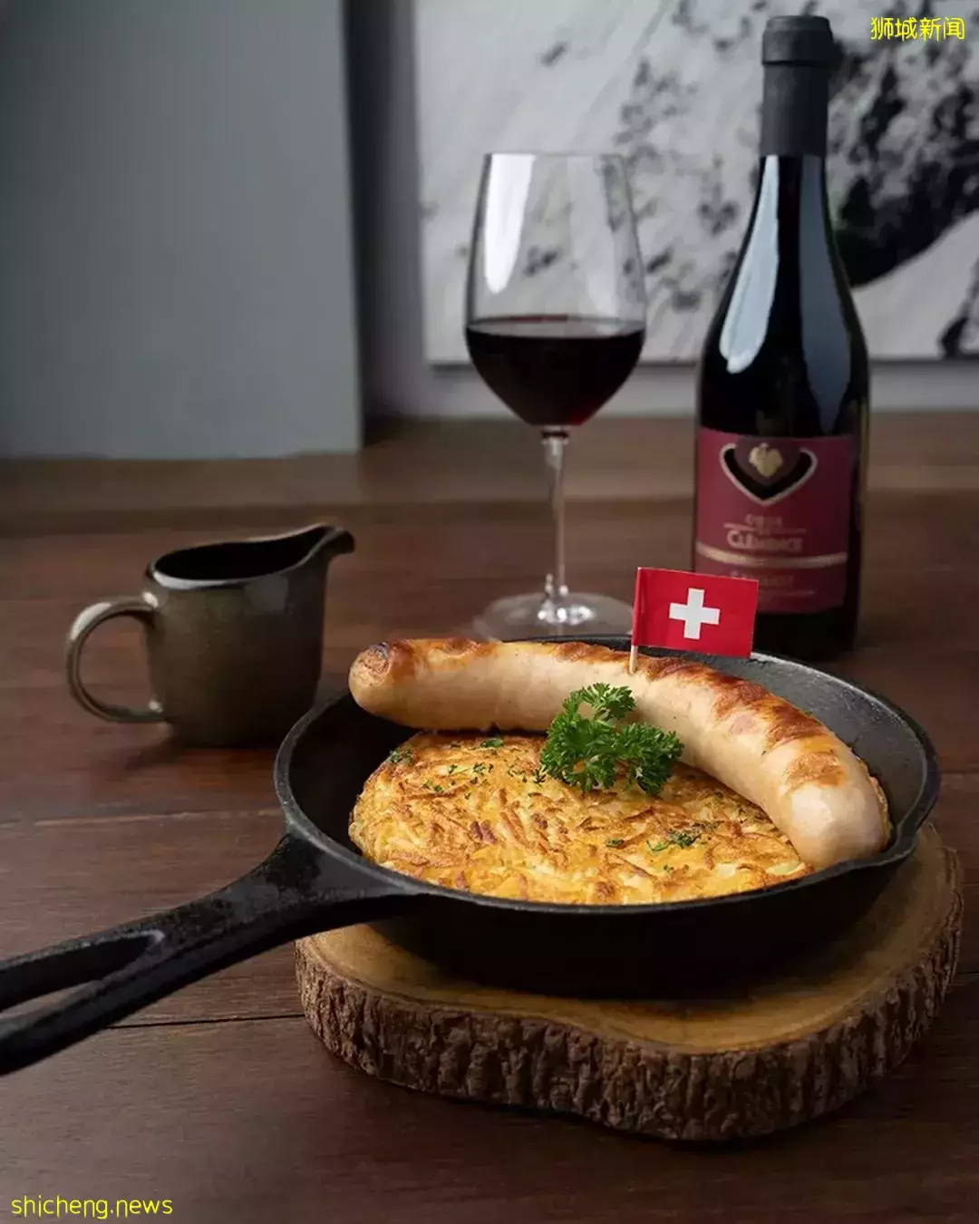 新加坡也能吃到会拉丝的瑞士芝士火锅啦!配上红酒和火腿,超满足