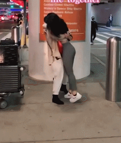 新加坡24岁美女遭热议!和闺蜜“结婚”变伴侣,男友竟愿意