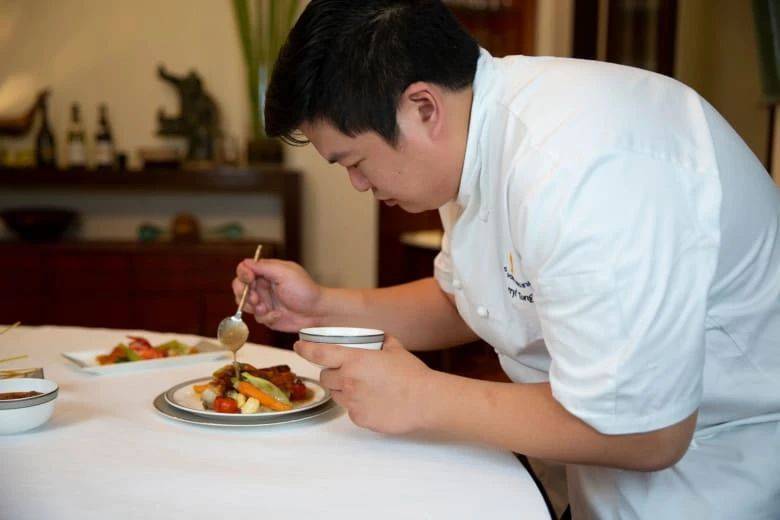 疫情之下，中新两国旅行方式对比：不能出国VS高速堵车