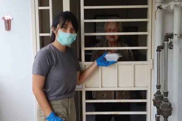 新加坡慈善机构食物银行推出熟食自动贩卖机,为民众提供四种健康食物