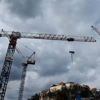 惊险营救，民防人员40米高空运下伤员