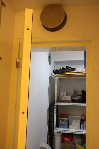 新加坡也有“棺材房”？公寓储藏室月租$500新币，腿都伸不直